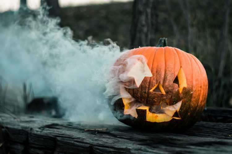 Ein Halloween Kürbis wo Rauch austritt