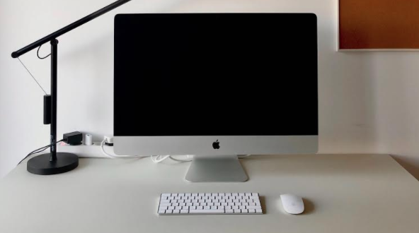 Ein Apple Computer auf einen Schreibtisch